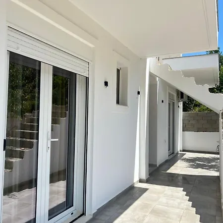 Athina Himara